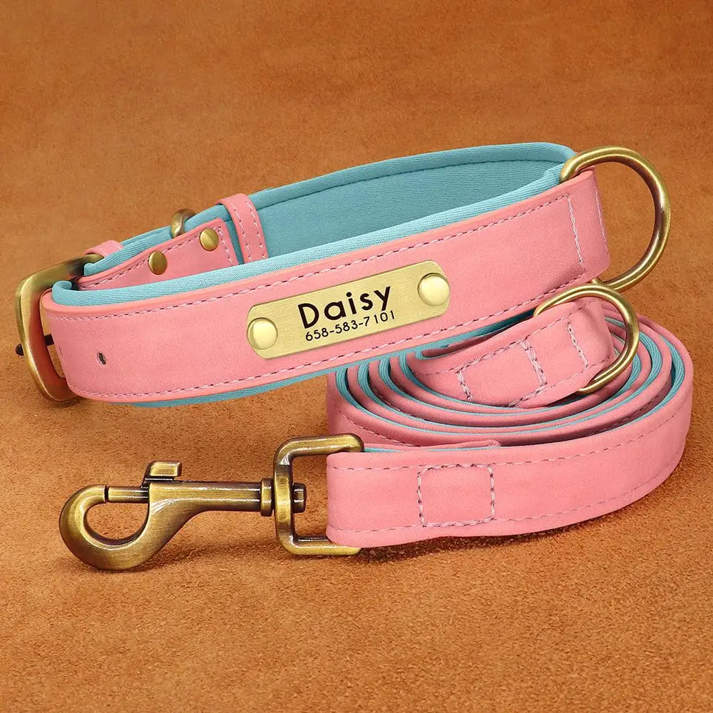 Ensemble collier et laisse pour chien en cuir PU uni rose clair réglable présenté sur un fond brun.