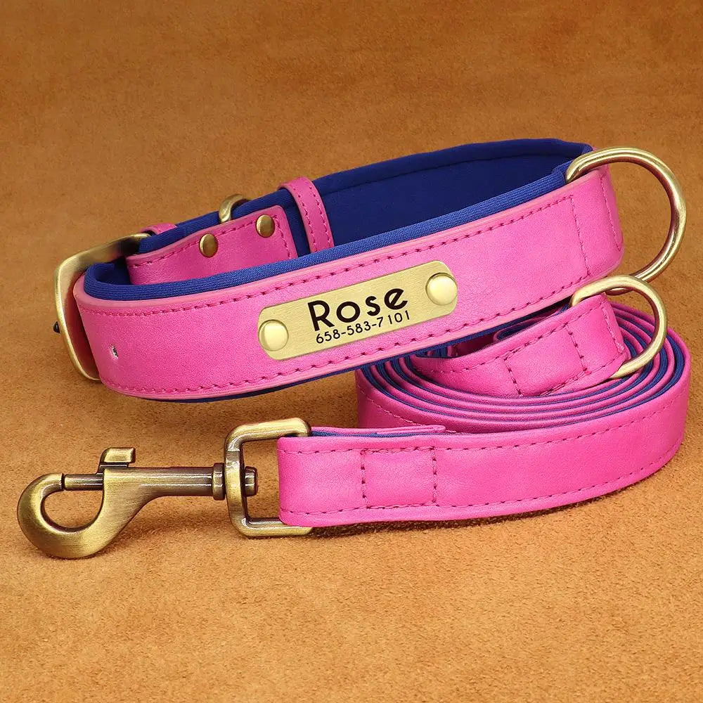 Ensemble collier et laisse pour chien en cuir PU uni rose réglable présenté sur un fond brun.