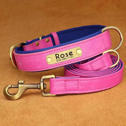 Ensemble collier et laisse pour chien en cuir PU uni rose réglable présenté sur un fond brun.