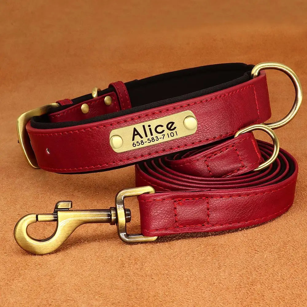 Ensemble collier et laisse pour chien en cuir PU uni rouge réglable présenté sur un fond brun.