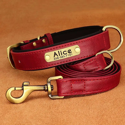 Ensemble collier et laisse pour chien en cuir PU uni rouge réglable présenté sur un fond brun.