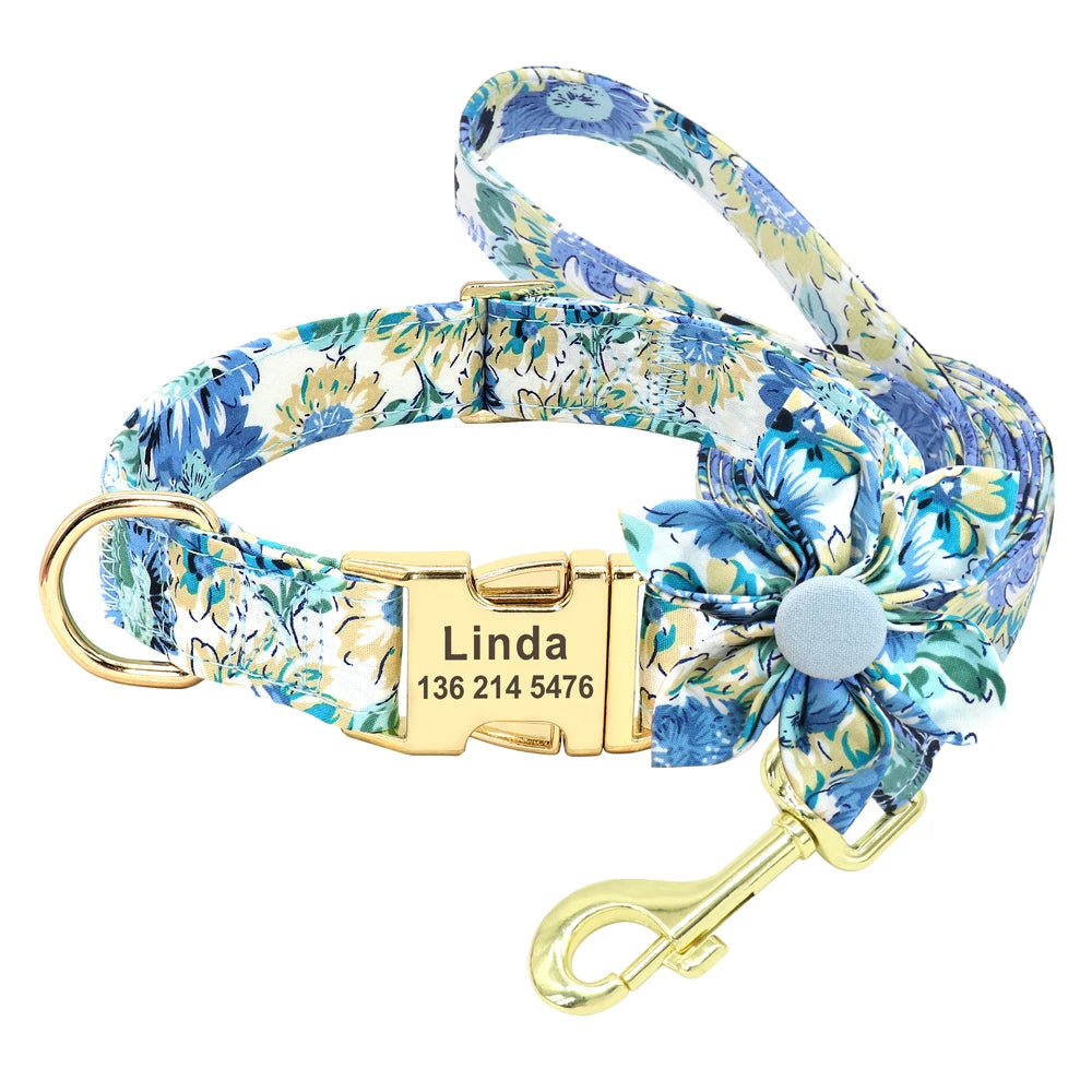 Ensemble collier et laisse fleuri bleu pour chien avec fleur assortie sur fond blanc.