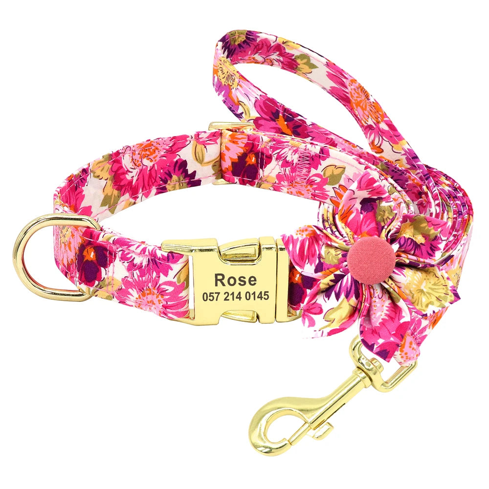 Ensemble collier et laisse fleuri rose pour chien avec fleur assortie sur fond blanc.