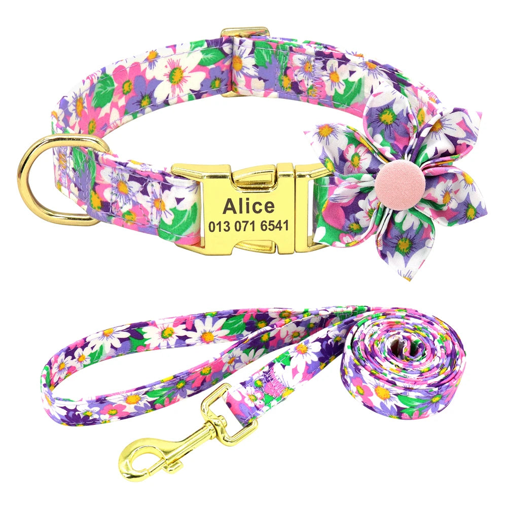 Ensemble collier et laisse fleuri violet pour chien avec fleur assortie sur fond blanc.