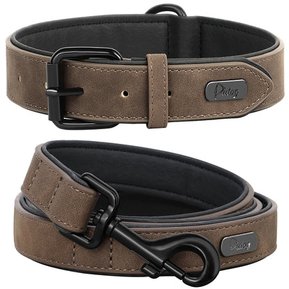 Vue produit de l'ensemble collier et laisse marron pour chien avec boucle métal noir présenté sur un fond blanc.