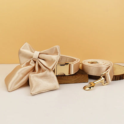 Ensemble collier et laisse pour chien beige avec nœud détachable présenté sur un support en bois.