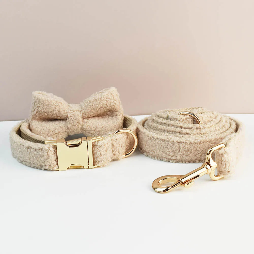 Ensemble collier, noeud papillon et laisse beige pour chien en tissu bouclette.