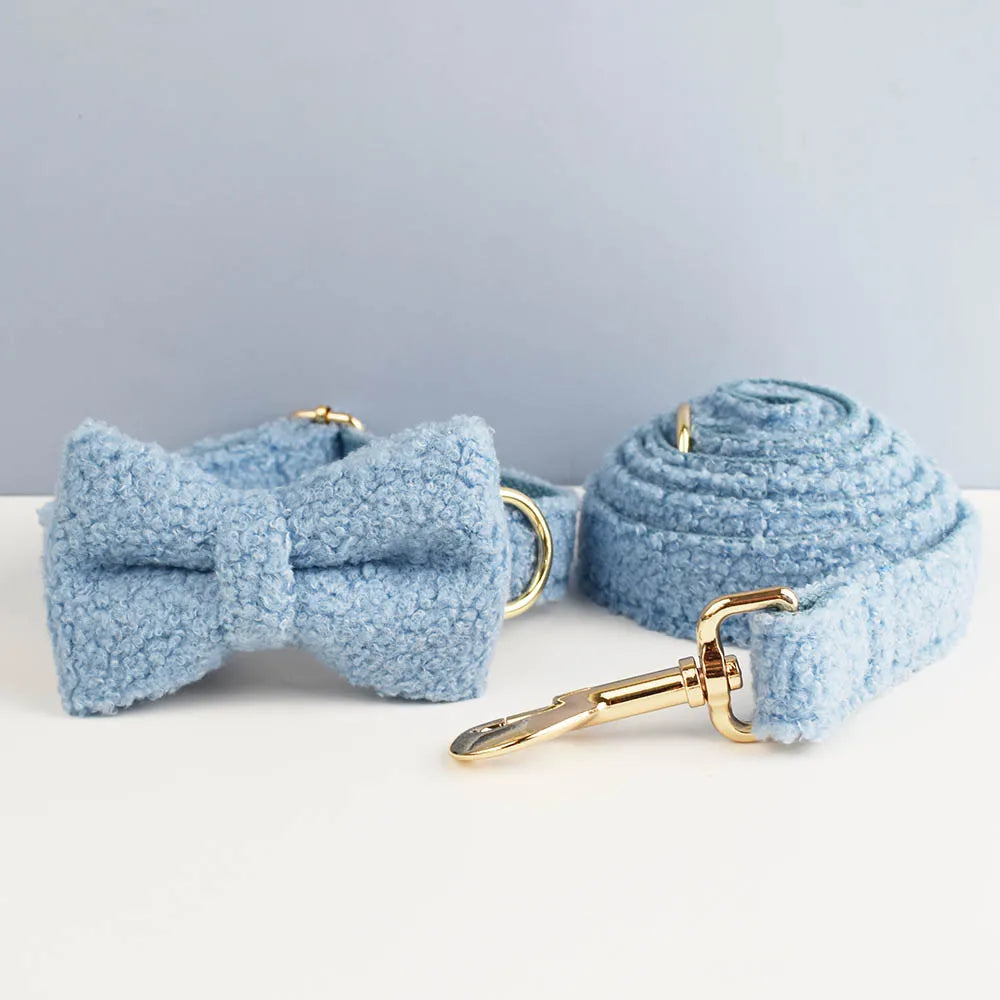 Ensemble collier, noeud papillon et laisse bleu clair pour chien en tissu bouclette.