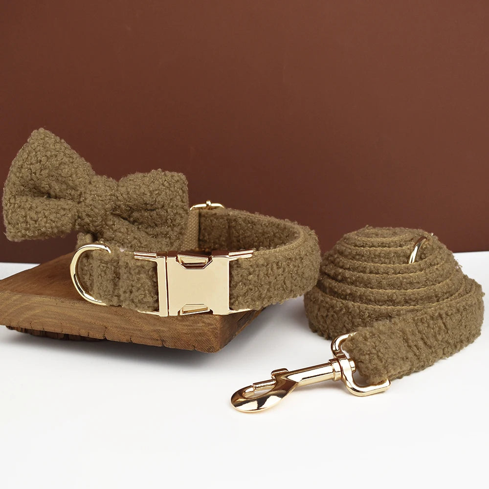 Ensemble collier, noeud papillon et laisse marron pour chien en tissu bouclette présenté sur un support en bois.