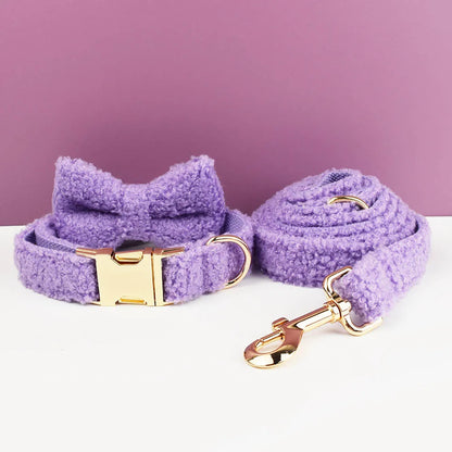 Ensemble collier, noeud papillon et laisse mauve pour chien en tissu bouclette.