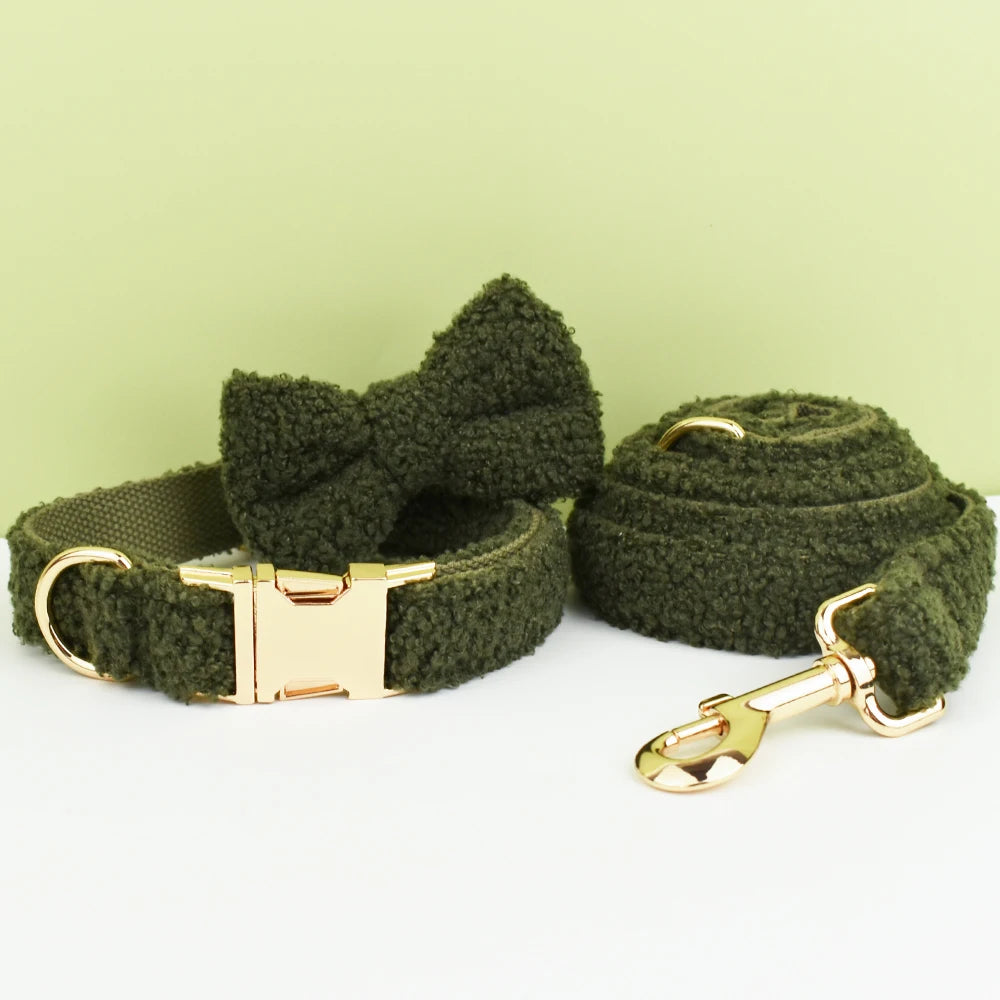 Ensemble collier, noeud papillon et laisse vert kaki pour chien en tissu bouclette.