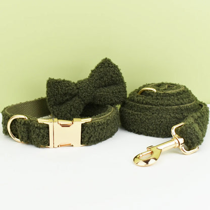Ensemble collier, noeud papillon et laisse vert kaki pour chien en tissu bouclette.