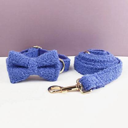 Ensemble collier, noeud papillon et laisse violet pour chien en tissu bouclette.