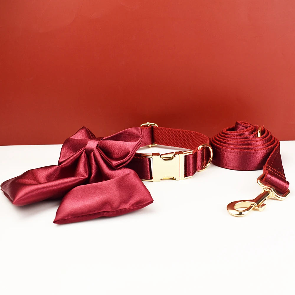 Ensemble collier et laisse pour chien rouge avec nœud détachable présenté devant un fond rouge et blanc.