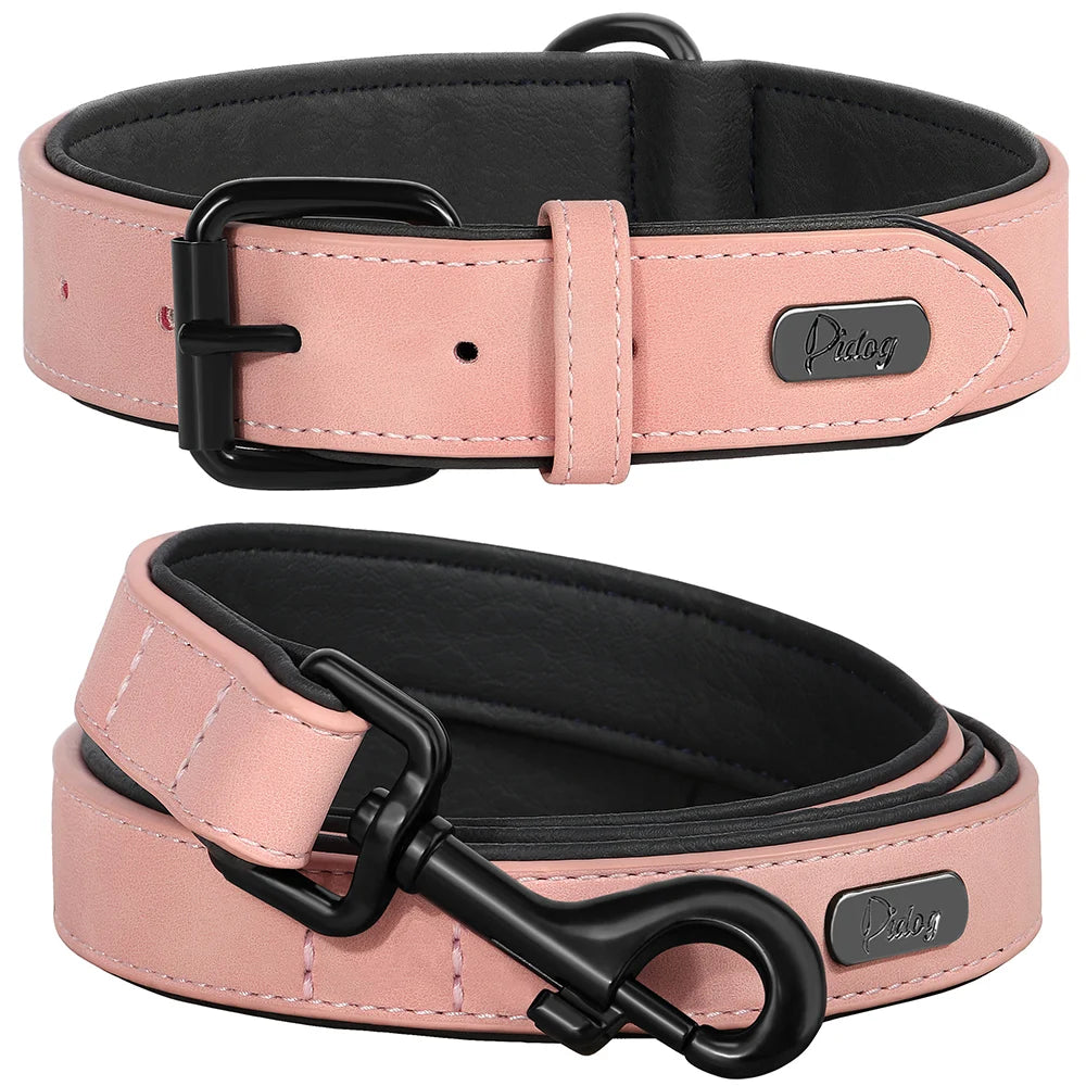 Vue produit de l'ensemble collier et laisse rose pour chien avec boucle métal noir présenté sur un fond blanc.