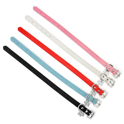 Vue d’ensemble des colliers élégants pour chien en cuir PU avec pendentif chiot à plat.