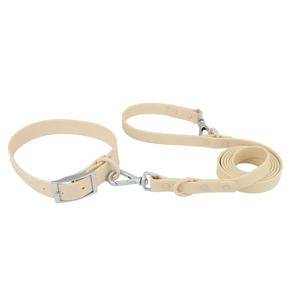Ensemble collier et laisse imperméable pour chien en PVC beige avec bouclerie argentée.