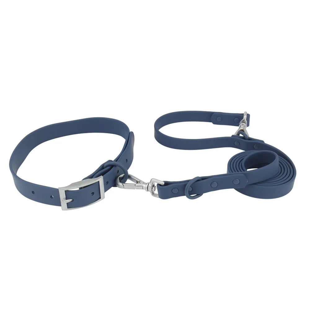Ensemble collier et laisse imperméable pour chien en PVC bleu avec bouclerie argentée.