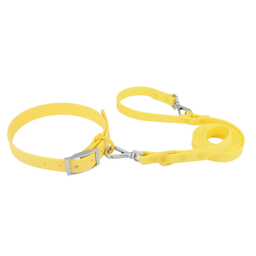 Ensemble collier et laisse imperméable pour chien en PVC jaune avec bouclerie argentée.