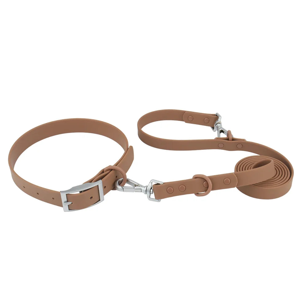 Ensemble collier et laisse imperméable pour chien en PVC marron avec bouclerie argentée.