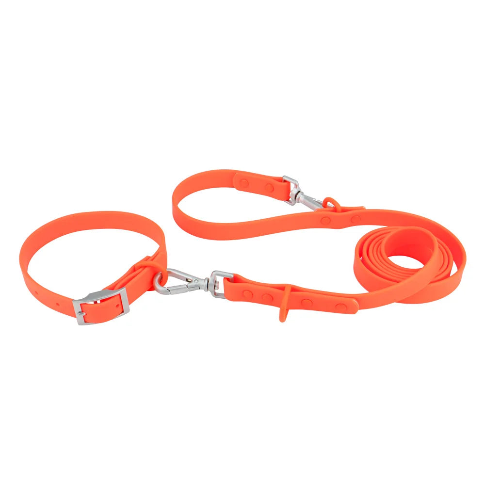 Ensemble collier et laisse imperméable pour chien en PVC orange avec bouclerie argentée.