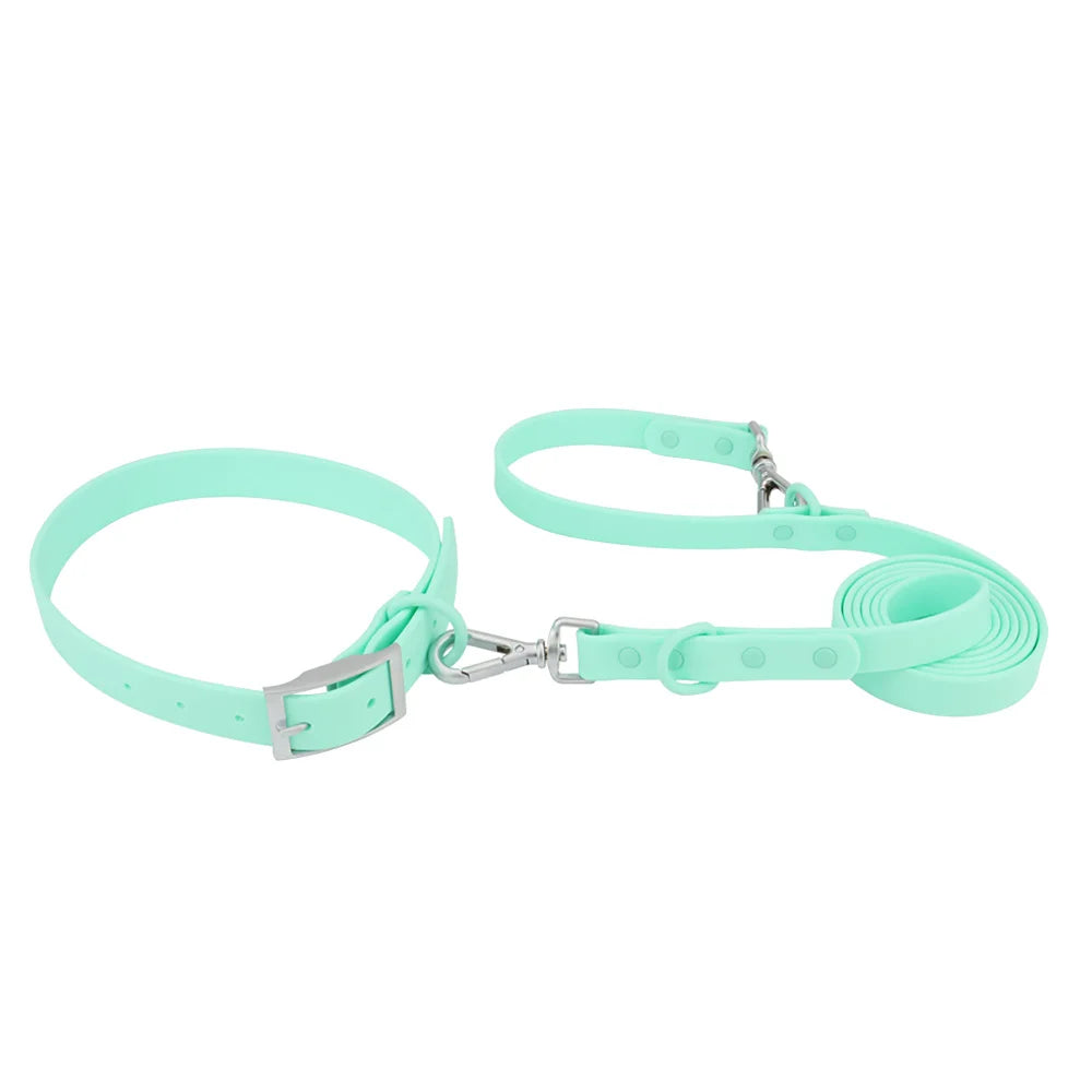 Ensemble collier et laisse imperméable pour chien en PVC pastel avec bouclerie argentée.