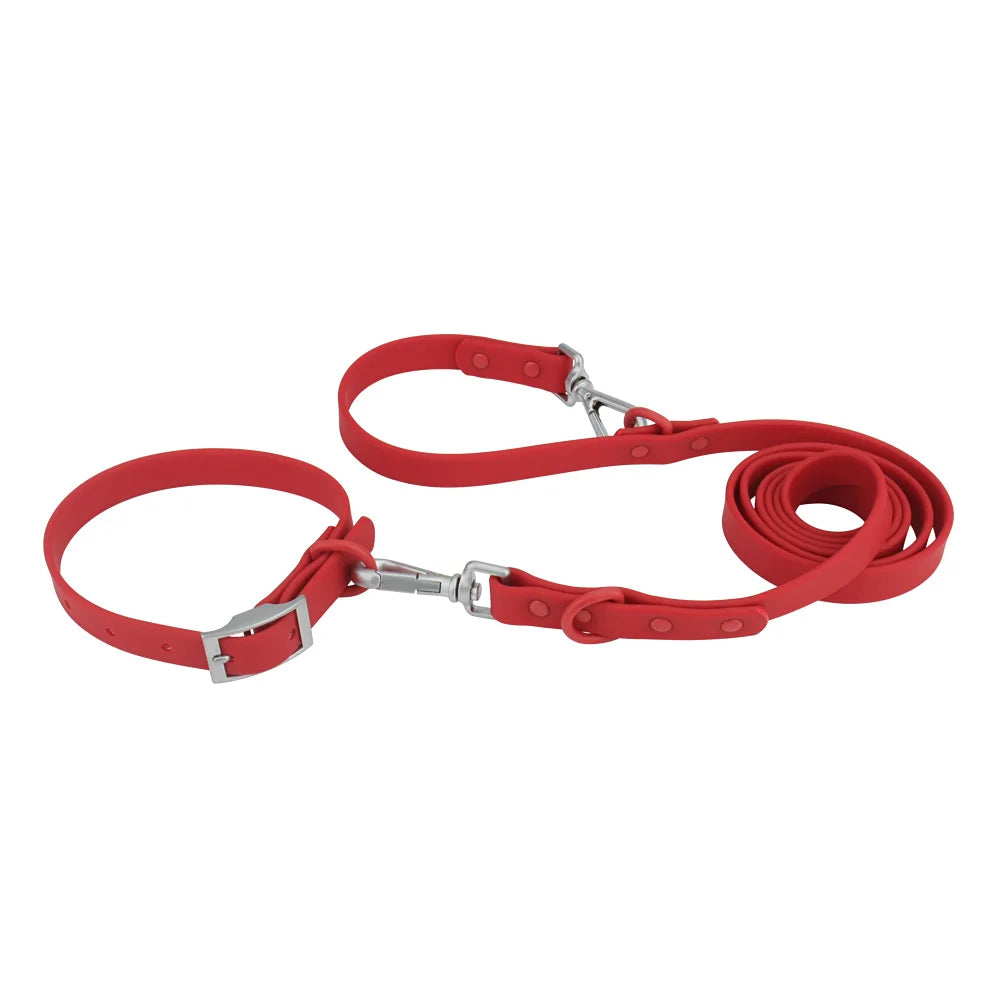 Ensemble collier et laisse imperméable pour chien en PVC rouge avec bouclerie argentée.