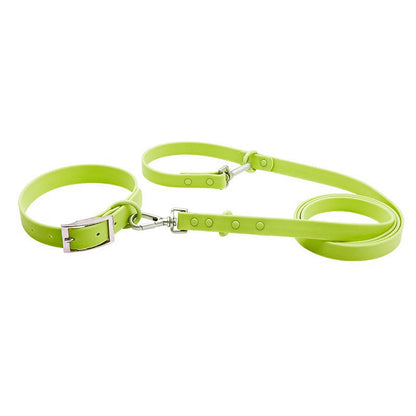 Ensemble collier et laisse imperméable pour chien en PVC vert avec bouclerie argentée.