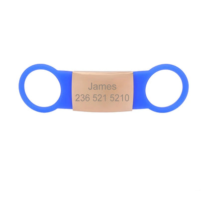 Étiquette bleue pour collier de chien avec plaque bronzée gravée James sur fond blanc.