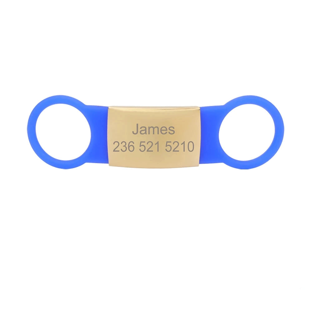 Étiquette bleue pour collier de chien avec plaque dorée gravée James sur fond blanc.