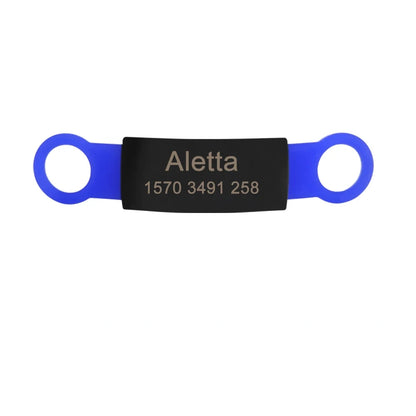 Étiquette bleue personnalisée pour collier de chien avec gravure visible sur fond clair.