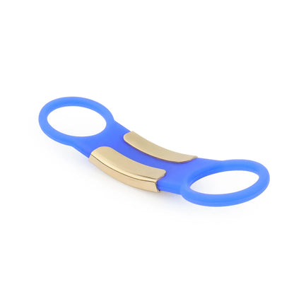 Vue arrière d’une étiquette bleue pour collier de chien avec plaque dorée sur fond clair.