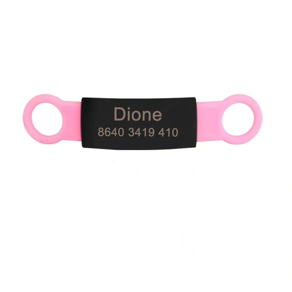 Étiquette rose clair personnalisée pour collier de chien avec gravure visible sur fond clair.