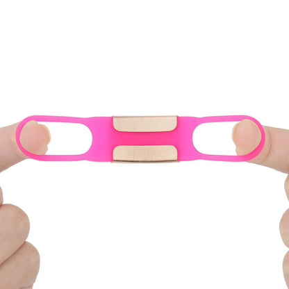 Étiquette rose souple pour collier de chien tenue entre les doigts en vue arrière sur fond blanc.