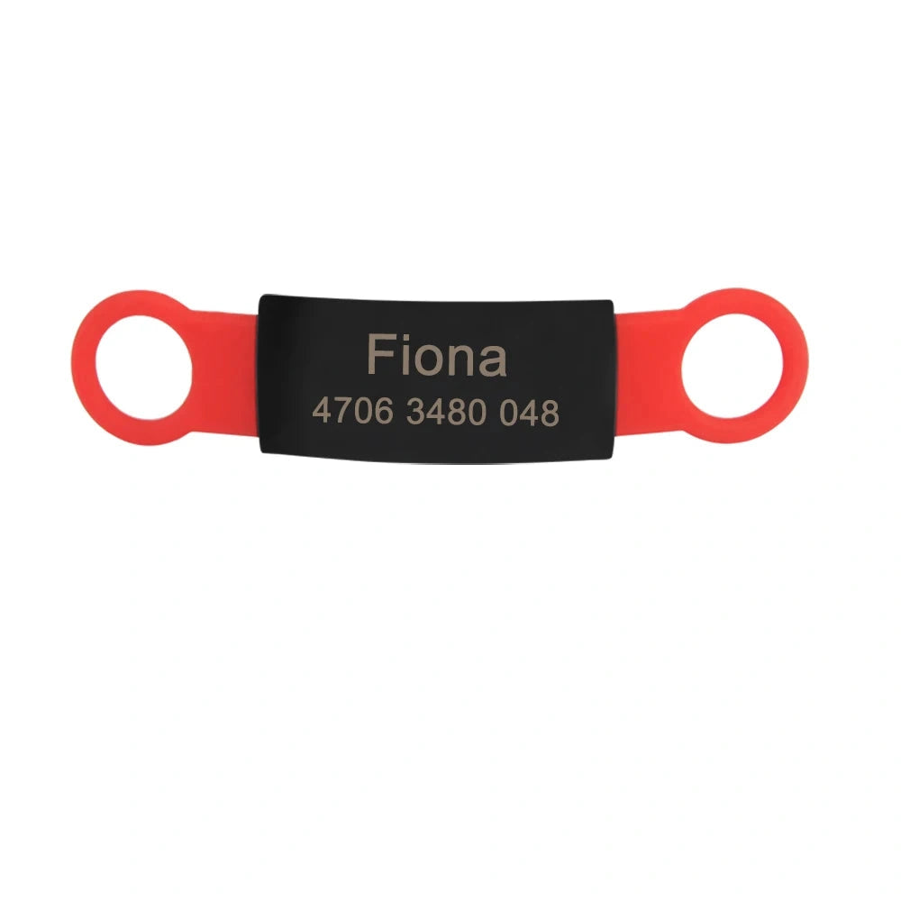 Étiquette rouge personnalisée pour collier de chien avec gravure visible sur fond clair.