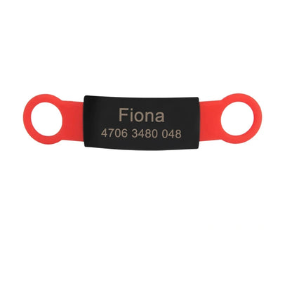 Étiquette rouge personnalisée pour collier de chien avec gravure visible sur fond clair.