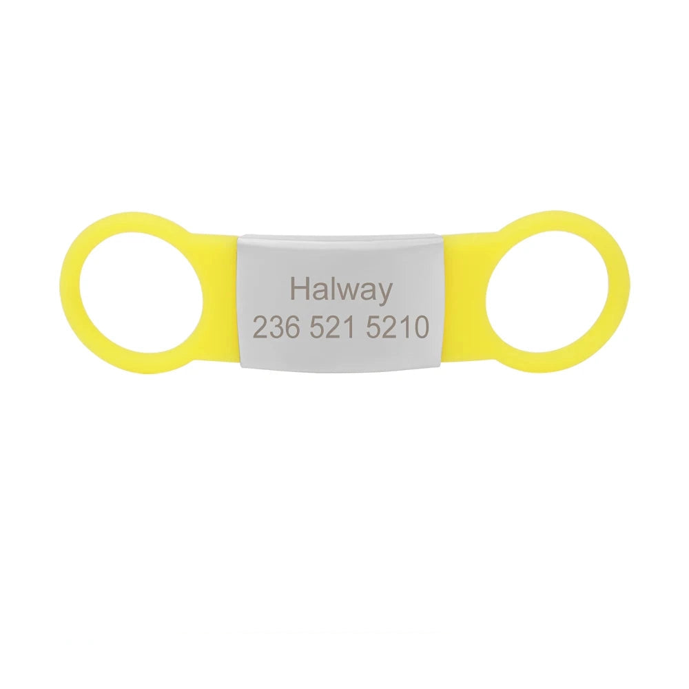 Étiquette jaune pour collier de chien avec plaque argentée gravée Halway sur fond blanc.