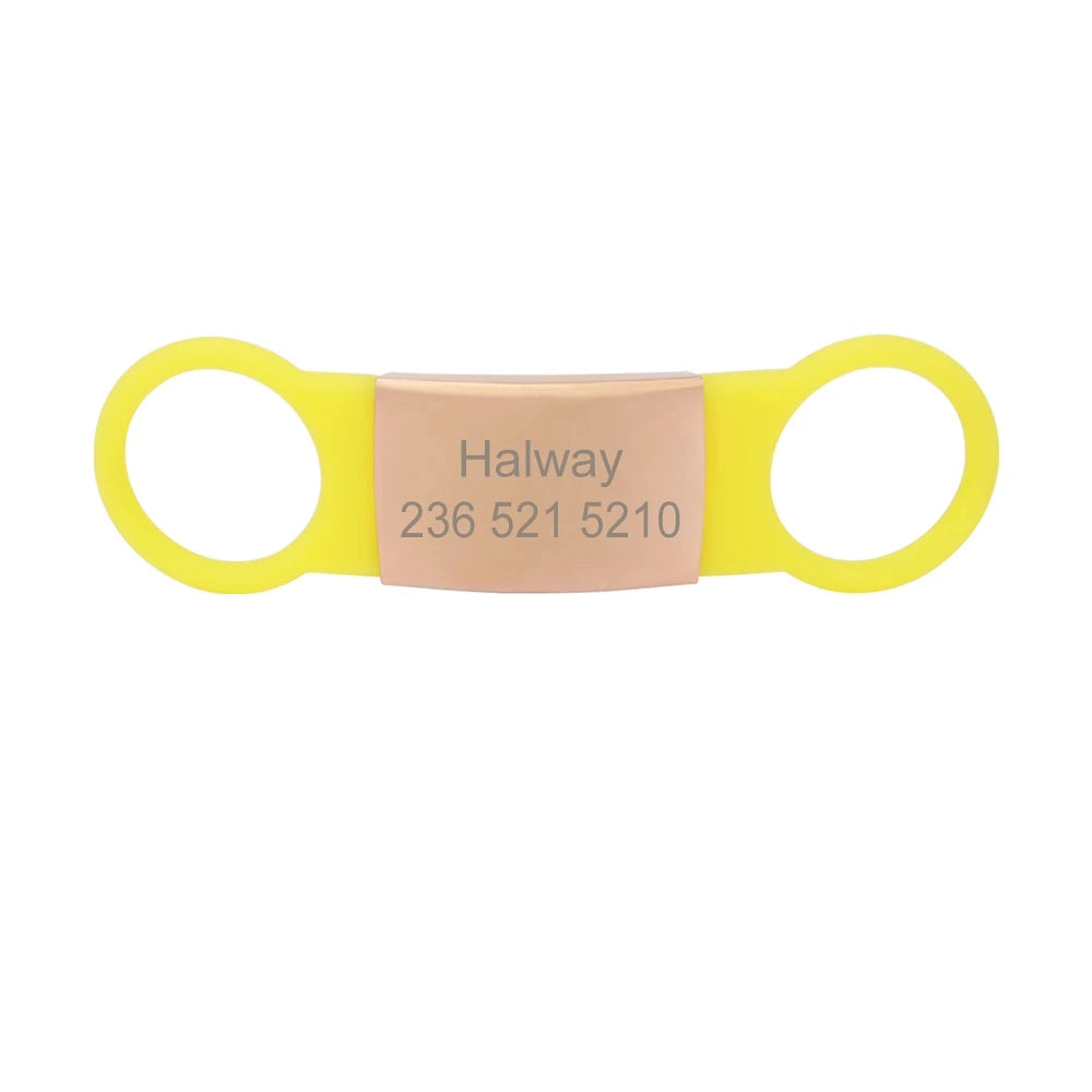 Étiquette jaune pour collier de chien avec plaque bronzée gravée Halway sur fond blanc.