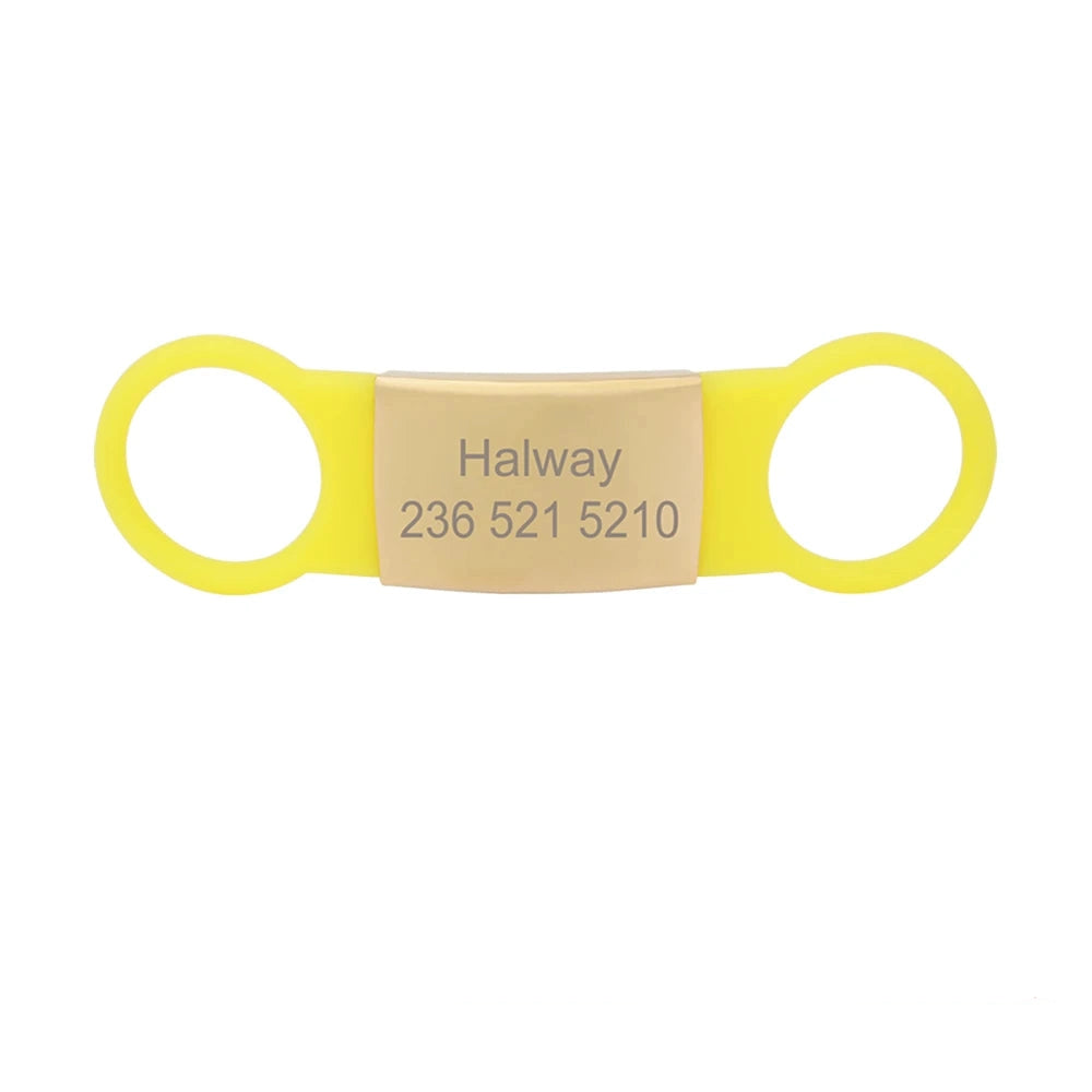 Étiquette jaune pour collier de chien avec plaque dorée gravée Halway sur fond blanc.