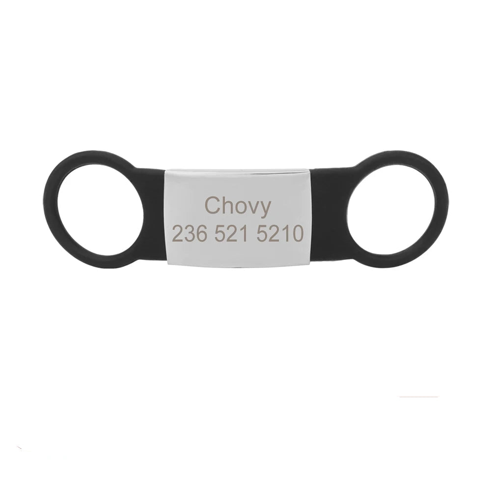 Étiquette noire pour collier de chien avec plaque argentée gravée Chovy sur fond blanc.