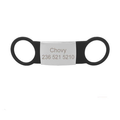 Étiquette noire pour collier de chien avec plaque argentée gravée Chovy sur fond blanc.