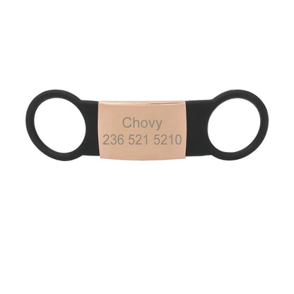 Étiquette noire pour collier de chien avec plaque bronzée gravée Chovy sur fond blanc.
