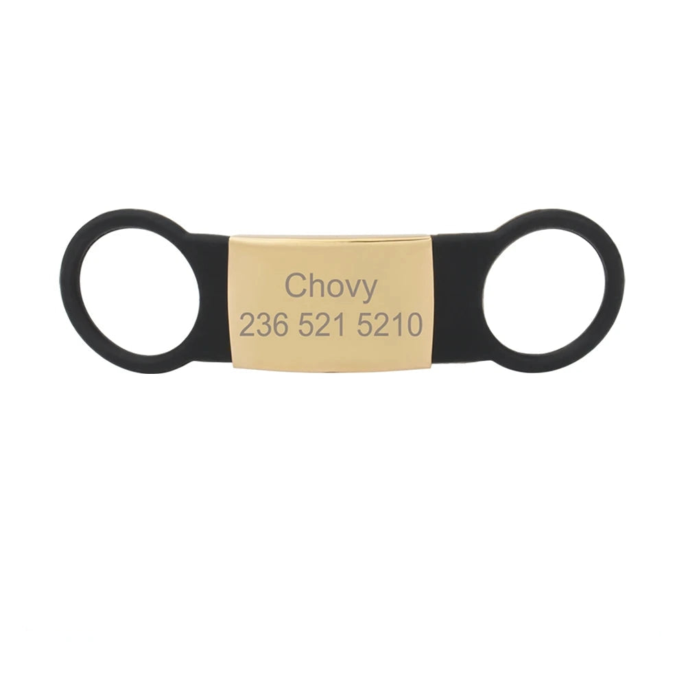 Étiquette noire pour collier de chien avec plaque dorée gravée Chovy sur fond blanc.