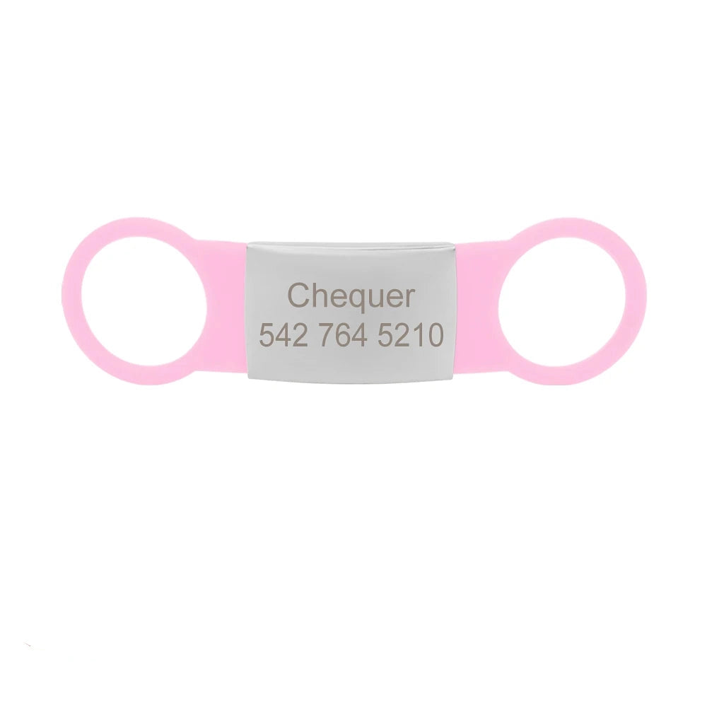 Étiquette rose clair pour collier de chien avec plaque argentée gravée Chequer sur fond blanc.