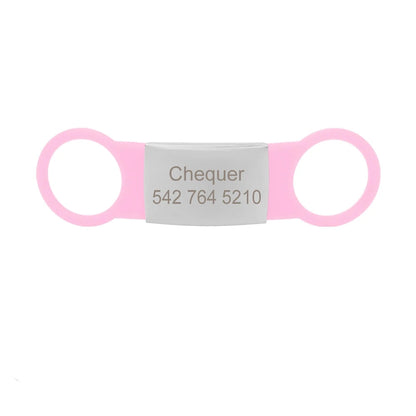 Étiquette rose clair pour collier de chien avec plaque argentée gravée Chequer sur fond blanc.