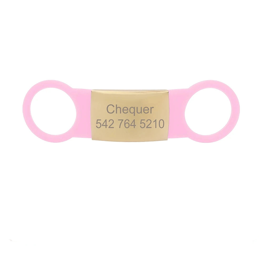 Étiquette rose clair pour collier de chien avec plaque dorée gravée Chequer sur fond blanc.