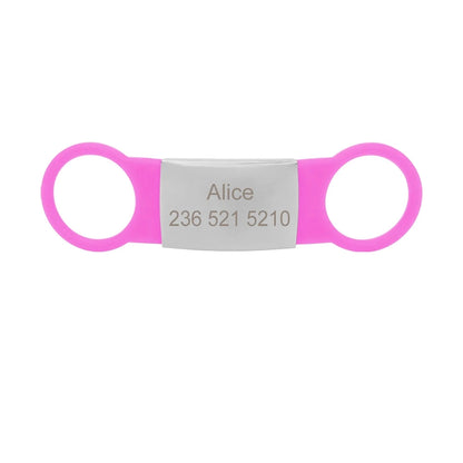 Étiquette rose pour collier de chien avec plaque argentée gravée Alice sur fond blanc.