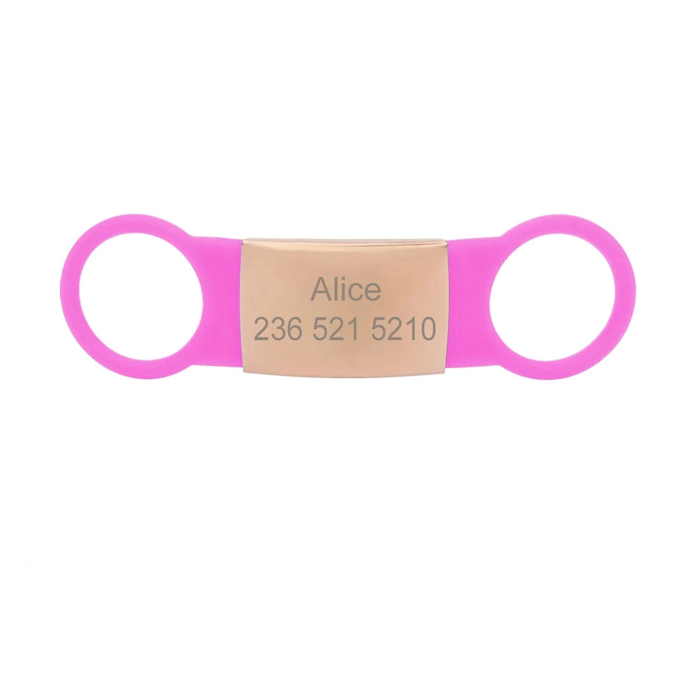 Étiquette rose foncé pour collier de chien avec plaque bronzée gravée Alice sur fond blanc.