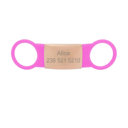Étiquette rose foncé pour collier de chien avec plaque bronzée gravée Alice sur fond blanc.