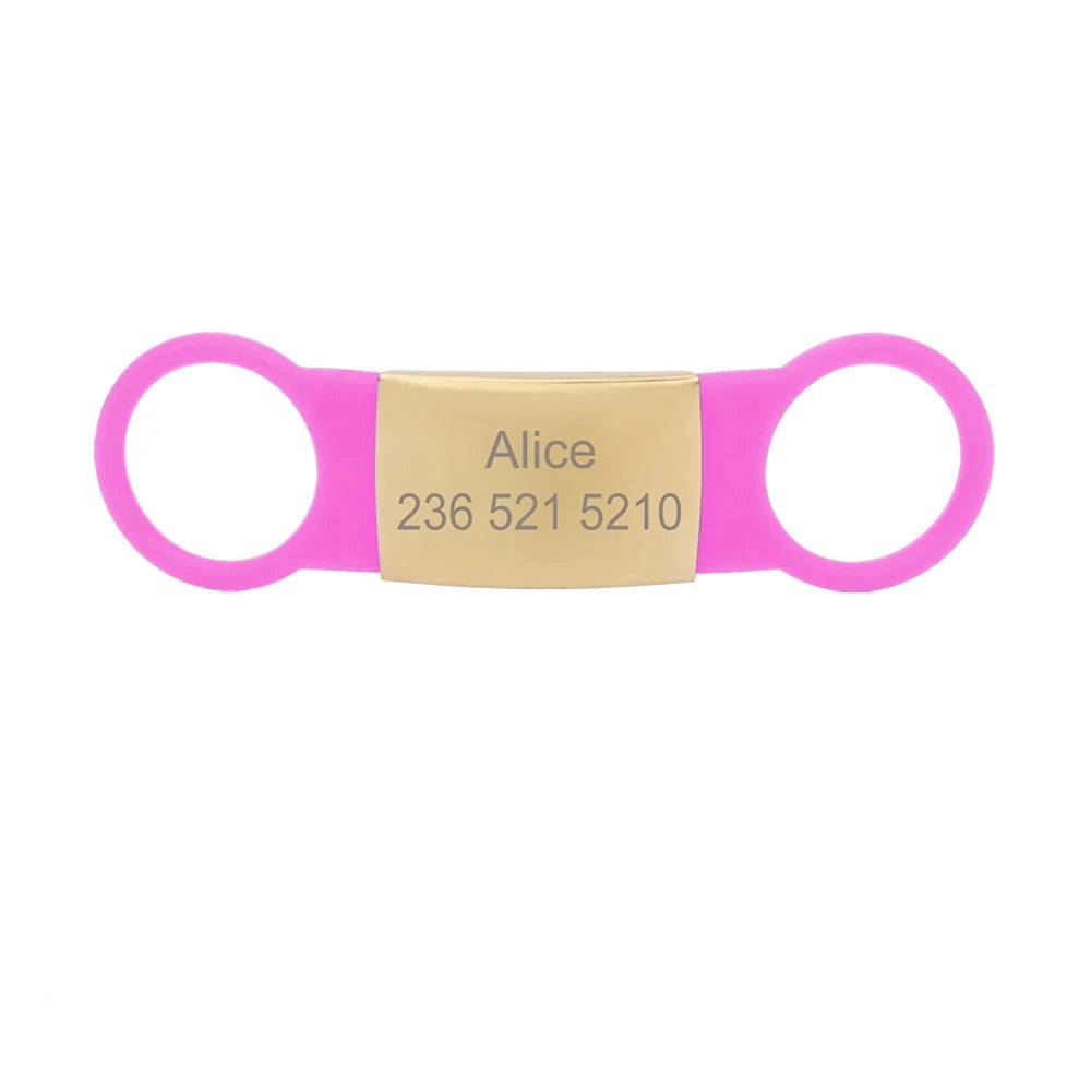 Étiquette rose pour collier de chien avec plaque dorée gravée Alice sur fond blanc.